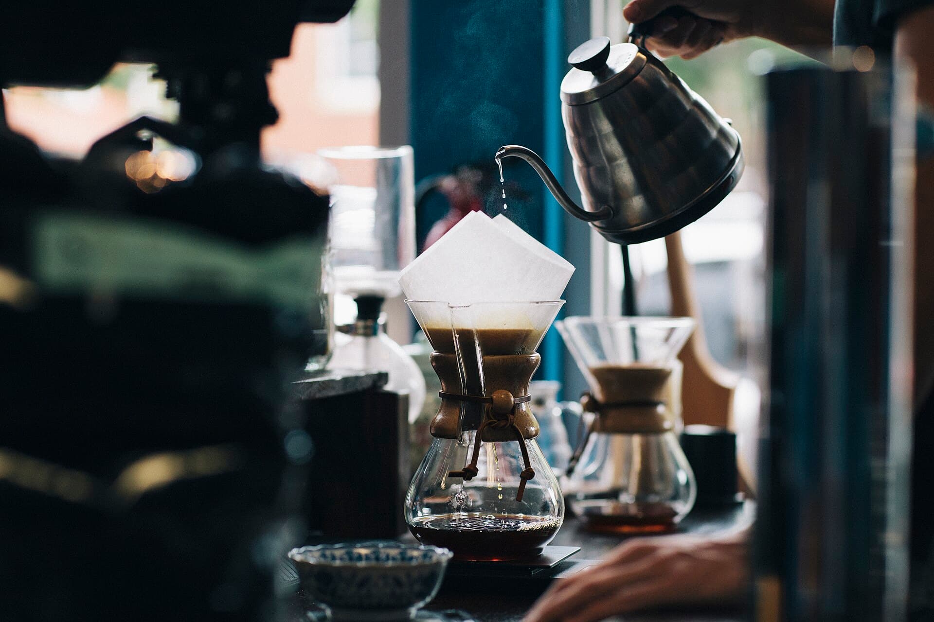 Extraction au Chemex sur un comptoir, eau versée à la bouilloire col de cygne